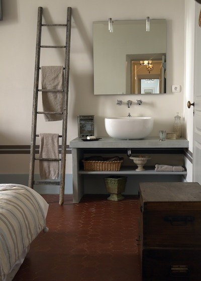Country Bathroom by Décoration et provence