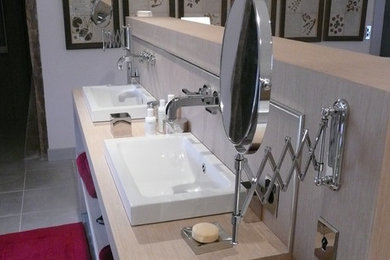 This is an example of a contemporary bathroom in Le Havre.
