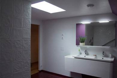 Пример оригинального дизайна: главная ванная комната среднего размера в стиле модернизм с белой плиткой, раковиной с несколькими смесителями и фиолетовыми стенами