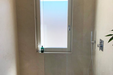 Exemple d'une salle d'eau moderne de taille moyenne avec une douche à l'italienne, un carrelage beige, du carrelage en marbre, un mur beige, parquet foncé, une grande vasque, un plan de toilette en marbre, un sol marron et un plan de toilette marron.