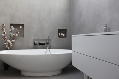Idée de décoration pour une salle de bain design.
