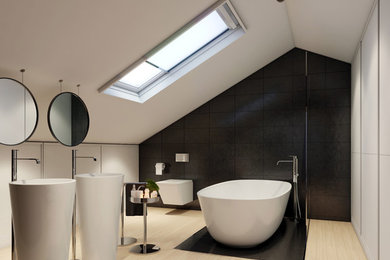 Cette image montre une salle de bain design avec une baignoire posée.