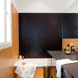 Exemple d'une petit salle de bain principale tendance avec une baignoire posée, un carrelage noir, un carrelage orange, carrelage en mosaïque, un mur jaune et un lavabo intégré.