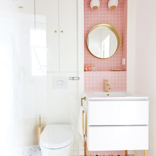 Ispirazione per una piccola stanza da bagno padronale stile shabby con ante a filo, ante bianche, doccia ad angolo, WC sospeso, piastrelle rosa, piastrelle a mosaico, pareti bianche, pavimento alla veneziana, lavabo a colonna, top piastrellato, pavimento multicolore, porta doccia a battente, top rosa e mobile bagno freestanding