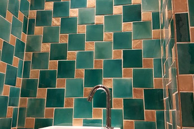 Inspiration pour une salle de bain traditionnelle avec un carrelage jaune, un carrelage vert, des carreaux de céramique et un mur multicolore.