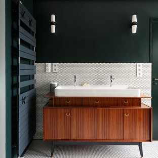 Cette image montre une salle de bain principale design avec un carrelage blanc, une grande vasque, un plan de toilette en bois, un placard en trompe-l'oeil, des portes de placard en bois brun, carrelage en mosaïque, un mur vert, un sol en carrelage de terre cuite et un sol blanc.