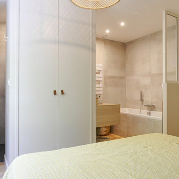 Chambre parentale avec douche et baignoire