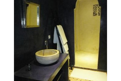 Cette image montre une salle de bain méditerranéenne.