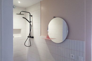 Idée de décoration pour une salle de bain minimaliste avec une douche à l'italienne, un carrelage blanc et un mur rose.