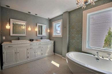 モントリオールにあるトランジショナルスタイルのおしゃれな浴室 (レイズドパネル扉のキャビネット、白いキャビネット、置き型浴槽、オープン型シャワー、白いタイル、磁器タイル、磁器タイルの床、ベッセル式洗面器、ベージュの床) の写真
