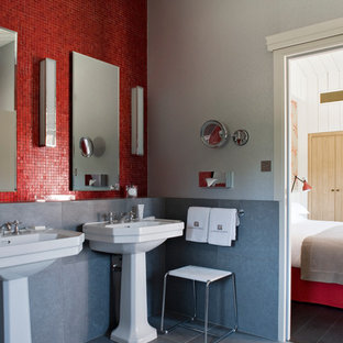 Réalisation d'une salle de bain principale tradition de taille moyenne avec un lavabo de ferme, un carrelage rouge, carrelage en mosaïque et un mur gris.