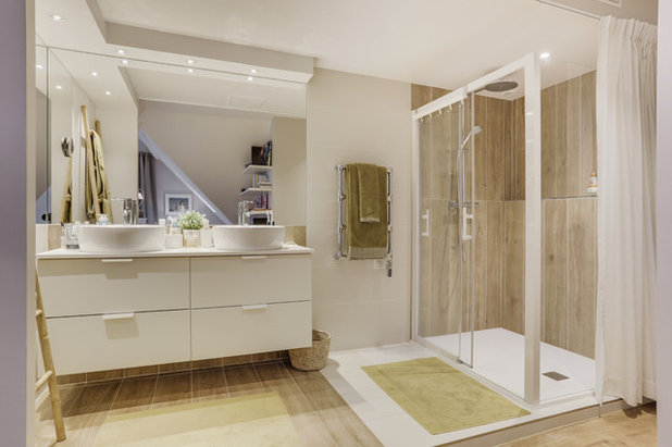 Transitional Bathroom by Agence NovaOm Architecture d'intérieur