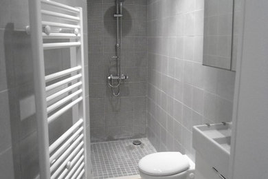 Exemple d'une petite salle d'eau tendance avec une douche ouverte, un carrelage gris, des carreaux de céramique, un mur gris, un sol en carrelage de céramique, un lavabo encastré, un sol beige, aucune cabine et un plan de toilette blanc.