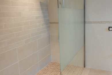Cette photo montre une grande salle de bain principale tendance avec une baignoire indépendante, une douche à l'italienne, un carrelage beige, des carreaux de céramique et un plan vasque.
