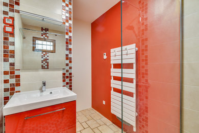Cette photo montre une petite salle d'eau tendance avec des portes de placard rouges, une douche à l'italienne, un carrelage beige, mosaïque, un lavabo suspendu, un sol beige et un plan de toilette blanc.