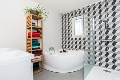 Inspiration pour une salle de bain minimaliste en bois foncé avec un placard sans porte, une baignoire d'angle, une douche ouverte, un carrelage blanc, un plan vasque et un sol gris.