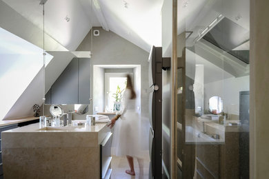 Exemple d'une grande salle de bain principale moderne avec une douche à l'italienne, un lavabo intégré et un sol beige.
