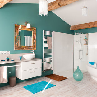Idées déco pour une grand salle de bain principale contemporaine avec un placard sans porte, des portes de placard blanches, une baignoire indépendante, une douche d'angle, un WC séparé, un carrelage blanc, des carreaux de céramique, un mur bleu, sol en stratifié, un lavabo posé, un plan de toilette en stratifié, un sol beige, aucune cabine, un plan de toilette beige, des toilettes cachées, meuble double vasque, meuble-lavabo encastré et un plafond en poutres apparentes.