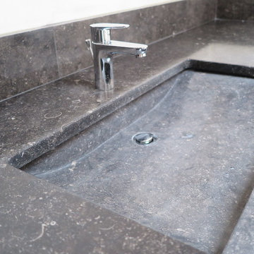 Création de salle de bain en marbre noir