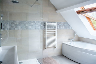 Aménagement d'une salle de bain principale moderne de taille moyenne avec une baignoire d'angle et un mur beige.