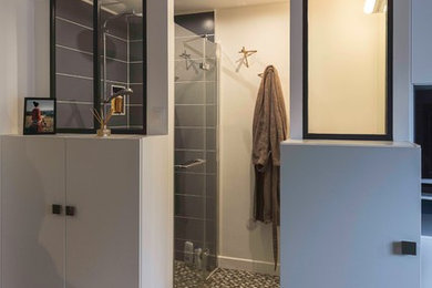 Modelo de cuarto de baño actual pequeño con aseo y ducha