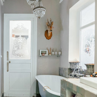 Aménagement d'une salle de bain principale victorienne de taille moyenne avec un placard sans porte, une baignoire sur pieds, un carrelage multicolore, carrelage en mosaïque, un mur gris et un lavabo encastré.