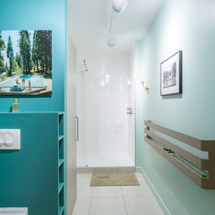 Aménagement d'une douche en alcôve rétro avec un mur bleu, un sol blanc et aucune cabine.