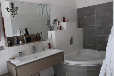 Idée de décoration pour une salle de bain principale tradition de taille moyenne avec un bain japonais, un carrelage blanc, un carrelage gris, un mur gris et une vasque.