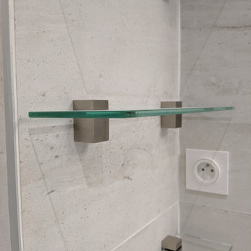Détail salle de bain: étagères en verre