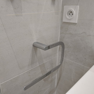 Détail salle de bain: porte-serviette design chromé
