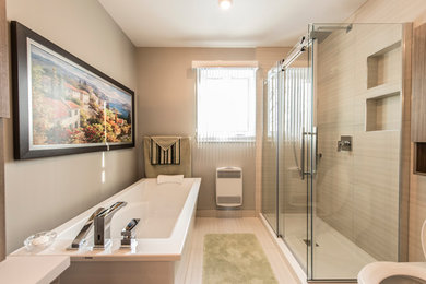 Ejemplo de cuarto de baño principal tradicional renovado de tamaño medio con baldosas y/o azulejos beige, baldosas y/o azulejos de porcelana, paredes grises y lavabo encastrado