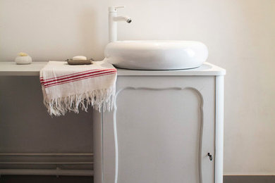 Cette photo montre une salle d'eau romantique avec une douche ouverte, un carrelage blanc, un mur blanc, un sol en carrelage de céramique, une grande vasque, un sol gris et une cabine de douche avec un rideau.