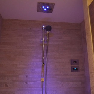 Esempio di una stanza da bagno nordica con doccia a filo pavimento