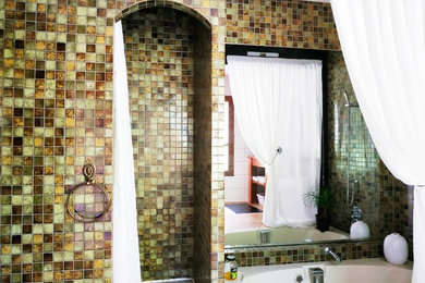 Idées déco pour une salle d'eau méditerranéenne en bois foncé de taille moyenne avec un placard sans porte, une baignoire encastrée, une douche à l'italienne, un carrelage vert, mosaïque, un mur vert, parquet clair, une vasque, un plan de toilette en bois, un sol marron et un plan de toilette marron.