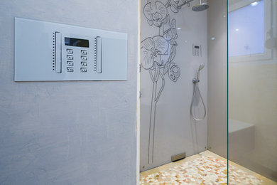 Exemple d'une salle d'eau moderne de taille moyenne avec une douche à l'italienne, un carrelage beige et un mur gris.
