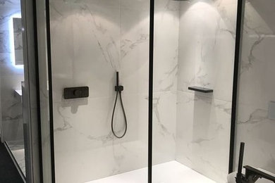 Aménagement d'une salle de bain moderne avec une douche à l'italienne, du carrelage en marbre, un mur blanc, un sol en marbre et un sol gris.