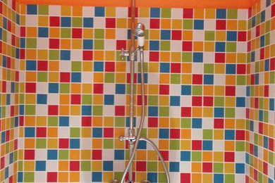 Cette photo montre une petite salle d'eau rétro avec une douche ouverte, un carrelage multicolore, mosaïque et un mur multicolore.