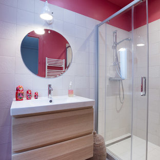 Inspiration pour une petit douche en alcôve principale design avec des portes de placard en bois clair, un carrelage blanc, un mur rose, un sol blanc, une cabine de douche à porte coulissante, un placard à porte plane et un lavabo suspendu.
