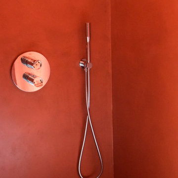 Enduit décoratif lissé "Tomette" sur les murs de la douche