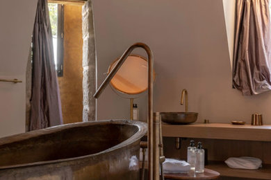 Aménagement d'une salle de bain avec une douche à l'italienne et sol en béton ciré.
