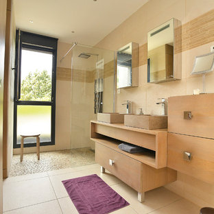 Aménagement d'une salle de bain contemporaine de taille moyenne avec un placard à porte affleurante, des portes de placard en bois brun, une douche d'angle, un carrelage beige, des carreaux de céramique, un mur beige, un sol en carrelage de céramique, un plan vasque, un plan de toilette en bois et aucune cabine.