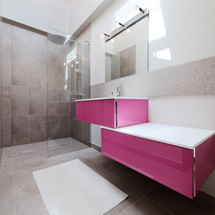 Exemple d'une salle d'eau tendance de taille moyenne avec carrelage en mosaïque, un mur beige, un sol en carrelage de céramique, un lavabo suspendu, une douche à l'italienne, un carrelage gris et aucune cabine.