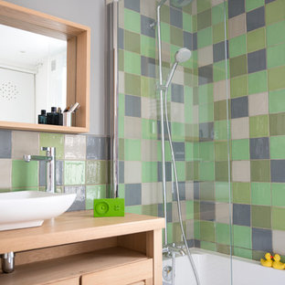 Exemple d'une salle de bain principale tendance.