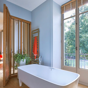 Fenêtre décorative en pin gris dans une salle de bain