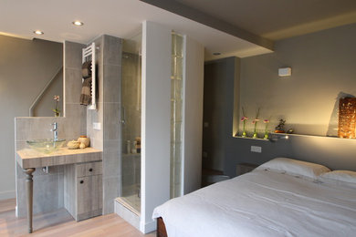 Inspiration pour une petite salle de bain design avec un carrelage gris, un mur gris, parquet clair et une vasque.