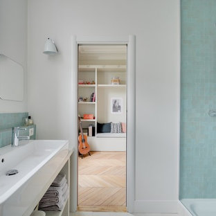 Aménagement d'une salle de bain classique de taille moyenne pour enfant avec un placard sans porte, une douche d'angle, un mur blanc, une grande vasque et un carrelage bleu.