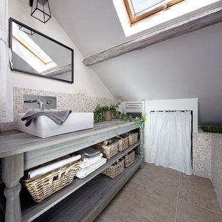 Idées déco pour une salle de bain principale contemporaine de taille moyenne avec un placard sans porte, des portes de placard en bois vieilli, carrelage en mosaïque, un mur blanc, un sol en carrelage de céramique, une vasque, un plan de toilette en bois et un plan de toilette gris.