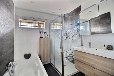 Réalisation d'une salle de bain principale design de taille moyenne avec un placard à porte plane, des portes de placard beiges, une baignoire indépendante, une douche d'angle, un carrelage blanc, des carreaux de céramique, un mur gris, un sol en carrelage de céramique, une grande vasque, un sol gris, une cabine de douche à porte coulissante et un plan de toilette blanc.