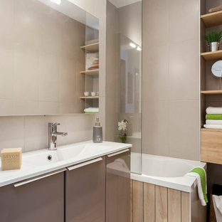 Réalisation d'une petit salle de bain principale design avec un lavabo intégré, un placard à porte plane, des portes de placard grises, un combiné douche/baignoire, un carrelage gris, un mur beige et un bain japonais.