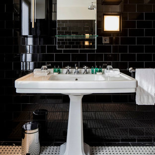 Idée de décoration pour une grand salle d'eau design avec un carrelage noir, un carrelage métro, un sol en carrelage de céramique et un lavabo de ferme.